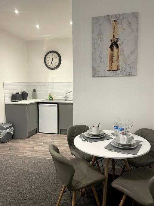 #4Bs 1 Bed Serviced Apartment ดาร์บี ภายนอก รูปภาพ