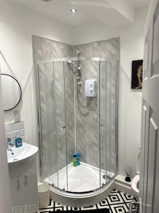 #4Bs 1 Bed Serviced Apartment ดาร์บี ภายนอก รูปภาพ